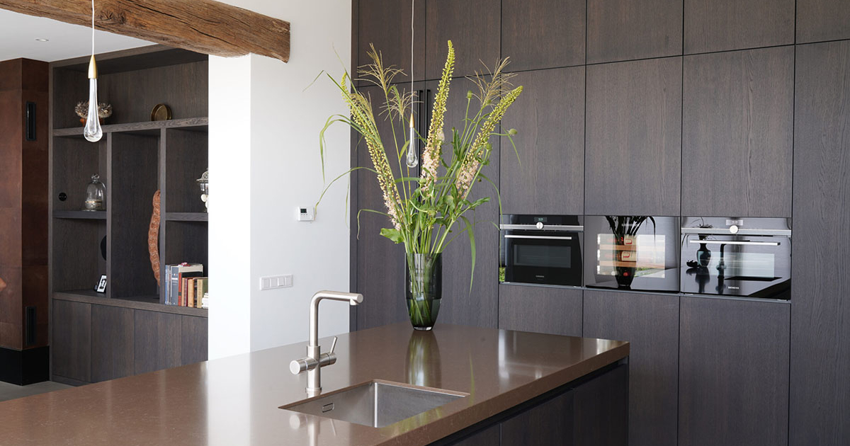 donkerbruine keuken schuurmans keukens Schuurmans Keukens levert keukens en andere maatwerk meubels van A tot Z.